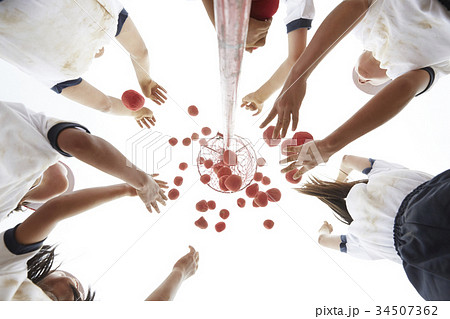 運動会で玉入れをする小学生 34507362