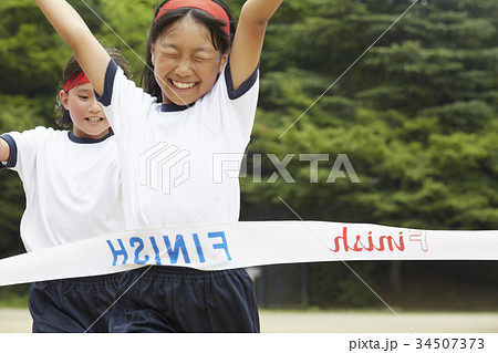 運動会で走る小学生 34507373
