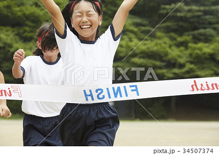 運動会で走る小学生 34507374
