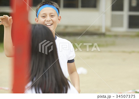 運動会で玉入れをする小学生 運動会で玉入れをする小学生 34507375