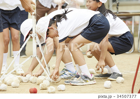 運動会で玉入れをする小学生 34507377