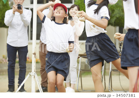 運動会で玉入れをする小学生 運動会で玉入れをする小学生 34507381