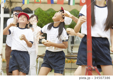 運動会で玉入れをする小学生の写真素材 運動会で玉入れをする小学生の写真素材