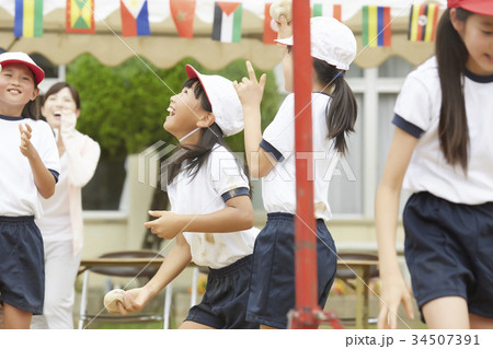 運動会で玉入れをする小学生 34507391