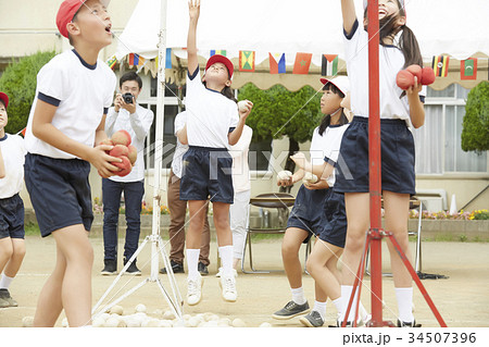 運動会で玉入れをする小学生の写真素材