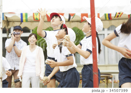 運動会で玉入れをする小学生 34507399