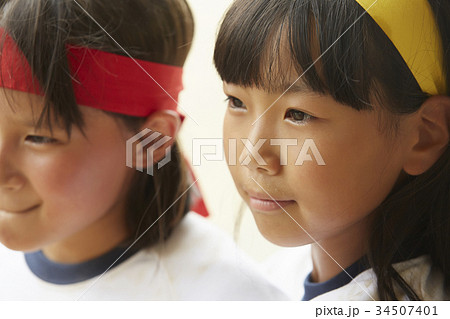 運動会に参加する小学生 34507401