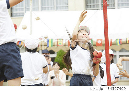 運動会で玉入れをする小学生 34507409