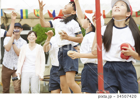 運動会で撮影する保護者 運動会で撮影する保護者 34507420