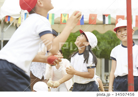 運動会で玉入れをする小学生 34507456