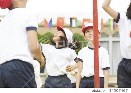 運動会で玉入れをする小学生 34507467