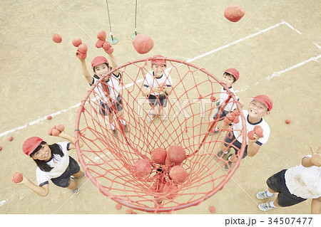 運動会で玉入れをする小学生 34507477