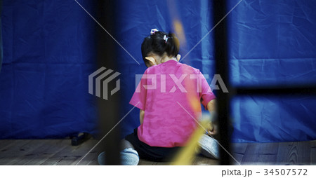 卓球場にいる女の子 34507572