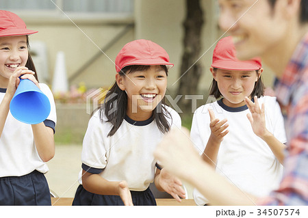 運動会に参加する小学生 34507574