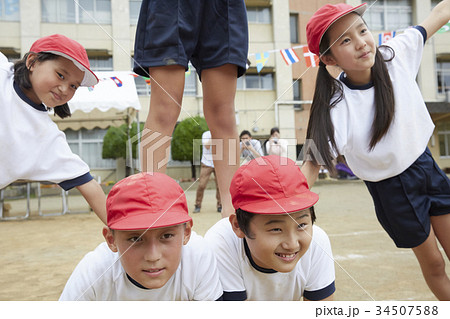 組み体操をする小学生 34507588