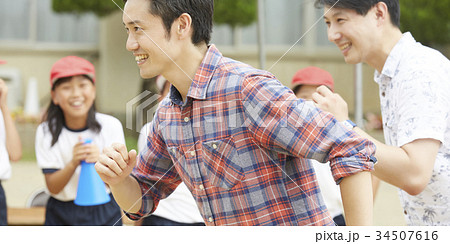 運動会に参加する保護者 34507616