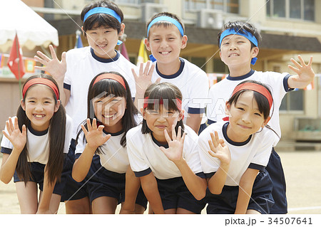 運動会に参加する小学生 34507641