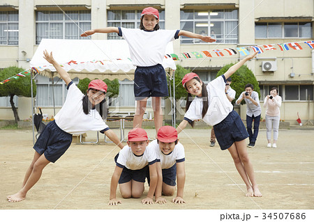 組み体操をする小学生の写真素材