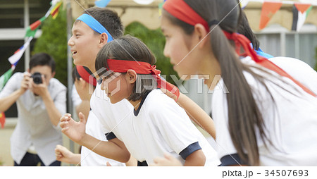 運動会で走る小学生 運動会で走る小学生 34507693