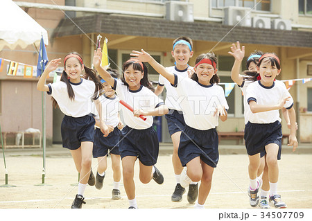 運動会に参加する小学生 運動会に参加する小学生 34507709