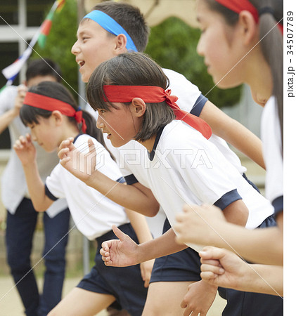 運動会で走る小学生 34507789