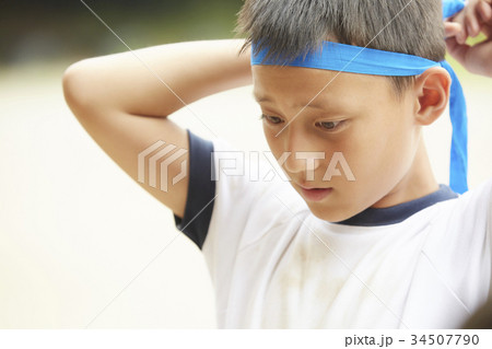 運動会に参加する小学生 34507790