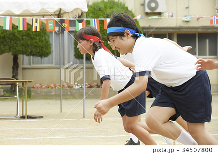 運動会で走る小学生 運動会で走る小学生 34507800