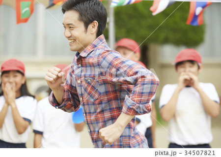 運動会に参加する保護者 34507821