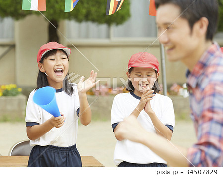 運動会に参加する小学生 34507829