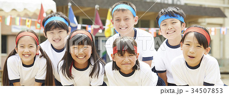 運動会に参加する小学生 34507853