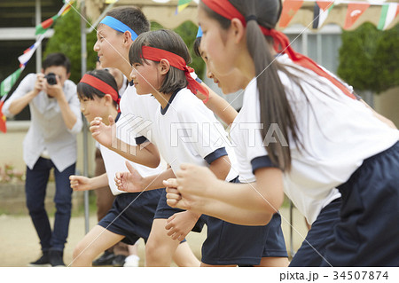 運動会で走る小学生 運動会で走る小学生 34507874