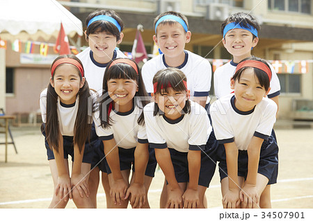 運動会に参加する小学生の写真素材