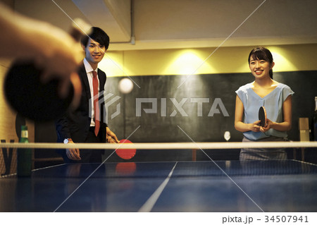 卓球をするカップル 34507941