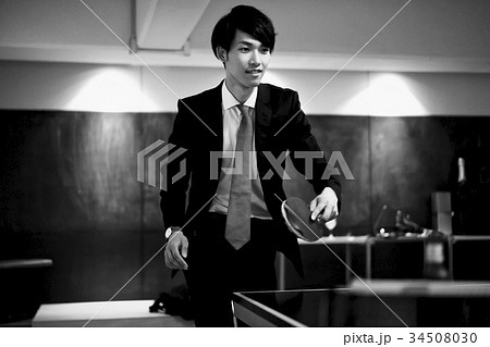 卓球をするビジネスマン 34508030