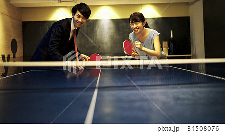 卓球をするカップル 34508076