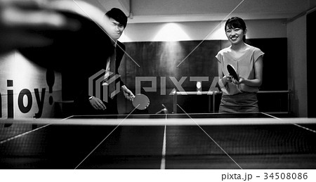 卓球をするカップル 34508086