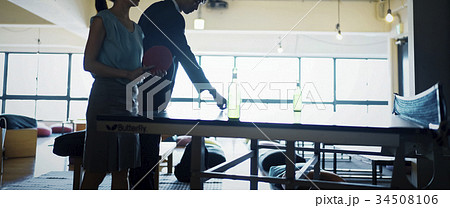 卓球をするカップル 34508106