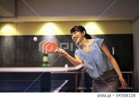卓球をする女性 卓球をする女性 34508126