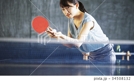 卓球をする女性 卓球をする女性 34508132