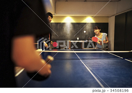 卓球をするカップル 34508196