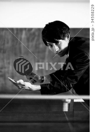 卓球をするビジネスマン 34508229