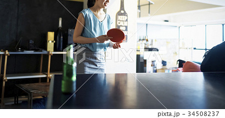 卓球をする女性 卓球をする女性 34508237