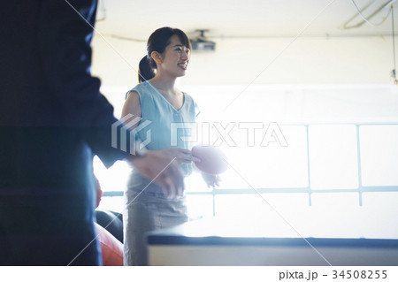 卓球をするカップル 34508255