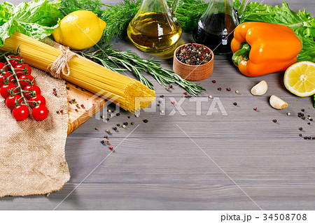 Spaghetti, tomatoes cherry, olive oil and spices Spaghetti, tomatoes cherry, olive oil and spices 34508708
