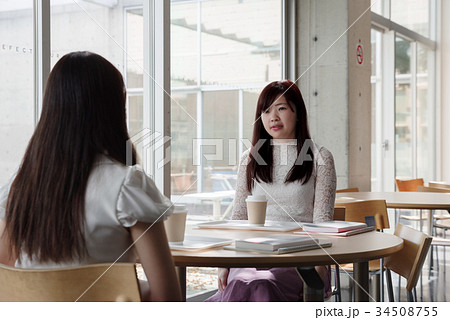 カフェテリアを利用する大学生 34508755