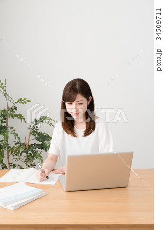 eラーニング、女性、パソコン、ノート eラーニング、女性、パソコン、ノート 34509711