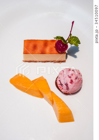 Cheesecake ice cream and sweet mango 34510097