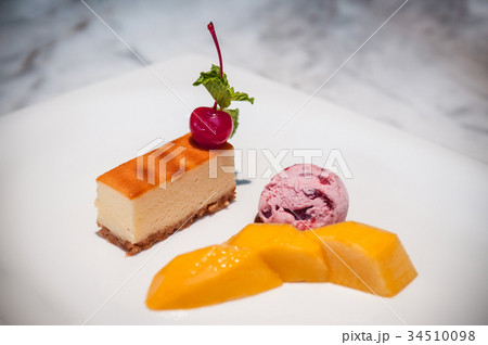 Cheesecake ice cream and sweet mango Cheesecake ice cream and sweet mango 34510098