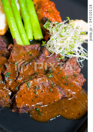 Beef steak with black pepper gravy 34510118