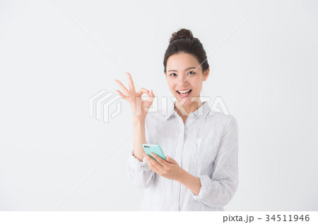 スマホを操作する女性（白背景） 34511946